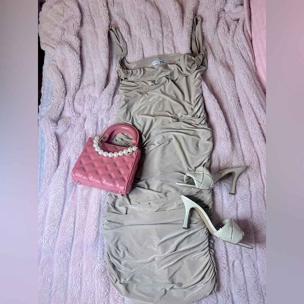 🛍️ Fashion Nova Neutral Ruched Bodycon Midi Dress | Large | EUC | Comfy & Cute‼️